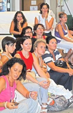 Lavoratrici della ex Kappa 2 durante un’assemblea in fabbrica