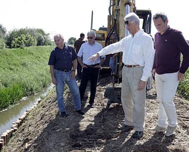 A sinistra un momento del sopralluogo e a destra i rifiuti scoperti a ridosso dellargine del fiume 