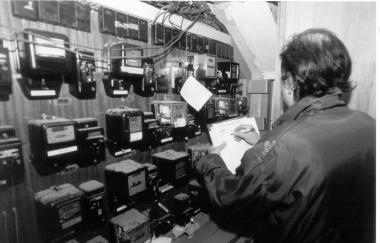Un tecnico Enel alle prese con vecchi contatori