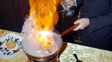 La preparazione di frutta flambée in una immagine di repertorio