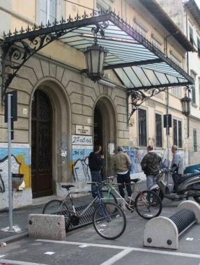Lingresso dellistituto professionale Orlando   