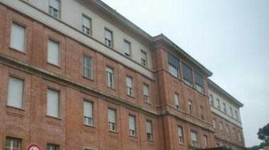 L’ospedale Campo di Marte e operatori socio sanitari al lavoro nelle corsie