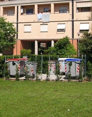 <b>RIFIUTI. </b>A sinistra cassonetti fuori da un condominio  <b>COSECA. </b>A destra Valente Bonifazi e Monaci 