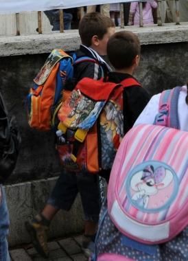 Bambini delle elementari allentrata di scuola    