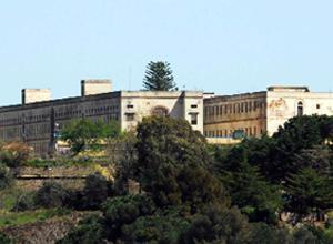 Porto Azzurro, detenuti sfruttati e ricattati: 13 avvisi di garanzia ai vertici