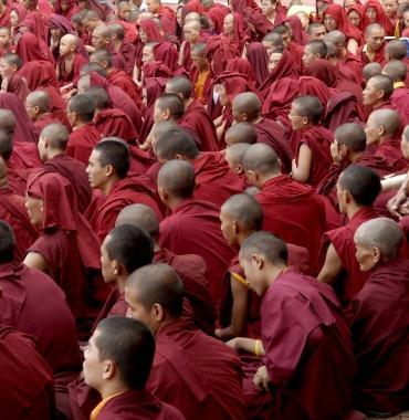 Monaci tibetani in preghiera 