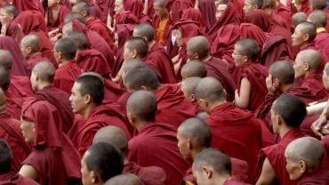 Monaci tibetani in preghiera