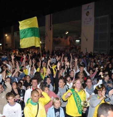 Un momento dei festeggiamenti di domenica sera 