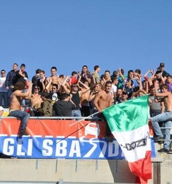 Unimmagine dei tifosi nel Cecina sugli spalti del Rossetti 