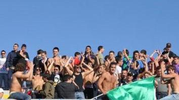 Un’immagine dei tifosi nel Cecina sugli spalti del Rossetti