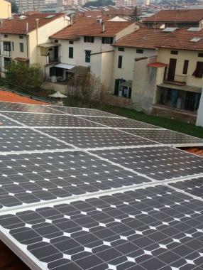 Pannelli fotovoltaici e operai al lavoro   