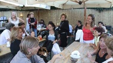 Un momento dell’aperitivo organizzato dai precari della scuola ieri alla Vela