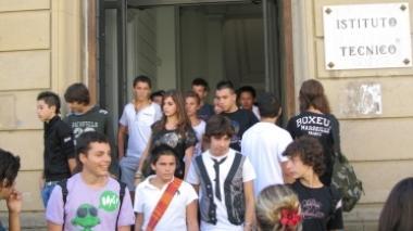 Ragazzi ieri al momento dell’ingresso al Vespucci
