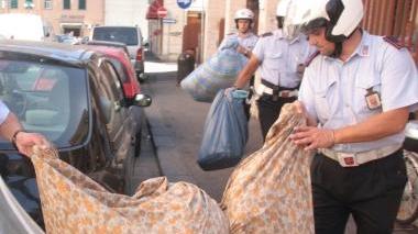 Un blitz dei vigili urbani al mercato (foto archivio)
