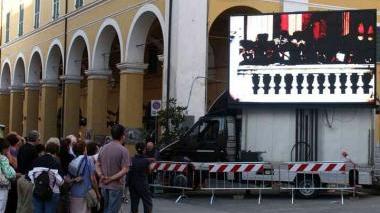 Il maxi-schermo per i fedeli