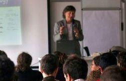 Uninsegnante davanti alla sua classe 