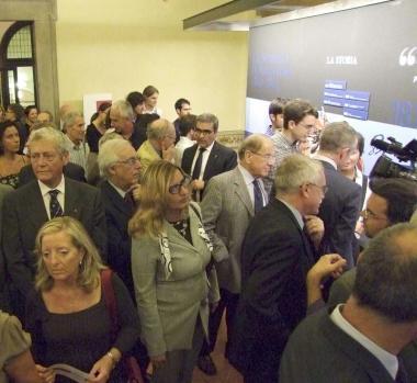 Visitatori alla mostra e, a destra, il governatore Rossi con Settis 