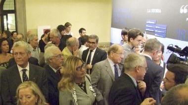 Visitatori alla mostra e, a destra, il governatore Rossi con Settis