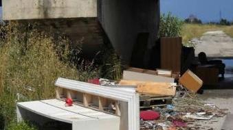 I rifiuti di ogni genere abbandonati nella zona