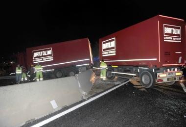 Due immagini dellincidente avvenuto laltra notte sulla superstrada 