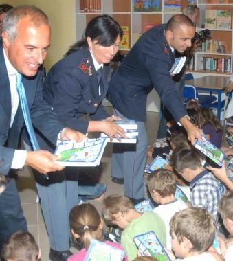 I poliziotti distribuiscono agli studenti il diario dedicato alla legalit&agrave; sport e alimentazione   