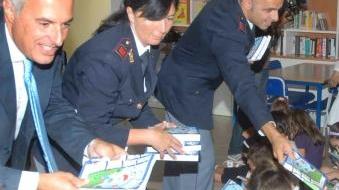 I poliziotti distribuiscono agli studenti il diario dedicato alla legalità sport e alimentazione