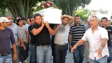 Un momento del funerale del giovane Massimo Stepich