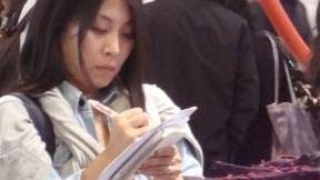 Una cliente prende appunti sui campionari delle aziende pratesi