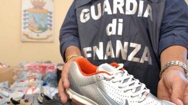 I finanzieri hanno trovato tremila paia di false Nike in due garage