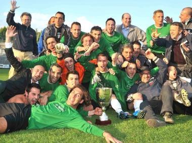 <b>I CAMPIONI </b>Le Querci detentori del titolo Uisp 2009/2010 proveranno a confermarsi in un torneo che sembra pi&ugrave; abbordabile visto che mancheranno dieci squadre ma che sar&agrave; in realt&agrave; ugualmente duro A sinistra mister Corsini (Santomato)  