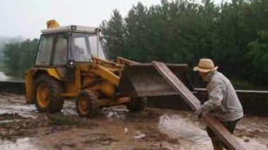 Due immagini dei danni causati dalla recente alluvione nella zona di Vinchiana