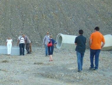 Il sopralluogo alla discarica per verificare i lavori di trasformazione compiuti allex cava 