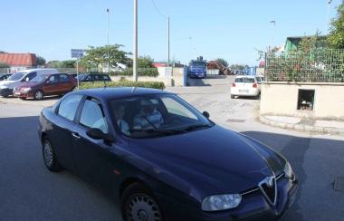 Lauto di servizio della squadra mobile davanti alla Prometal 