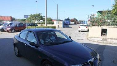 L’auto di servizio della squadra mobile davanti alla Prometal