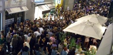 La folla di gente accorsa alla passata edizione della Notte Bianca Accanto lassessore Francesco Nocchi 