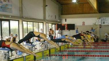 Nuotatori in gara alla piscina Camalich di via dei Pensieri