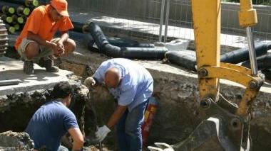 Tecnici e operai di Asa al lavoro a Castiglioncello