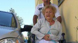 La signora Borri costretta allo slalom fra le auto in sosta