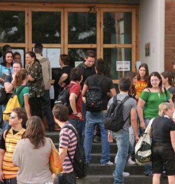 Boom per le scuole professionali balzo in avanti nelle iscrizioni e tutti ormai snobbano il Classico