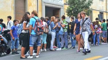 Studenti davanti all istituto commerciale Pacini 