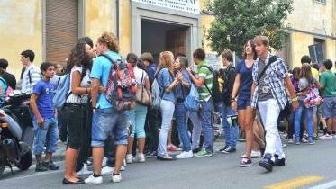 Studenti davanti all’ istituto commerciale Pacini
