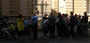 Lingresso delle scuole Micali, i genitori si lamentano del caro-libri 