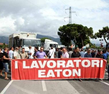 Uno striscione di protesta dei lavoratori della Eaton    