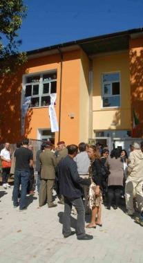 Piccola folla davanti alla nuova scuola