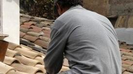 Un muratore all’opera su una tettoia