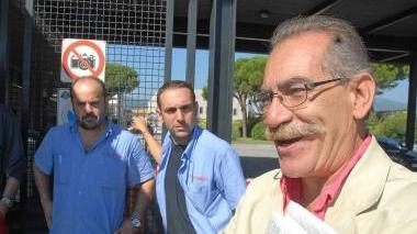 Enzo Masini davanti ai cancelli dello stabilimento di via Ciliegiole