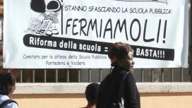 Lo striscione contro i tagli della riforma Gelmini appeso fuori dalle scuole della città