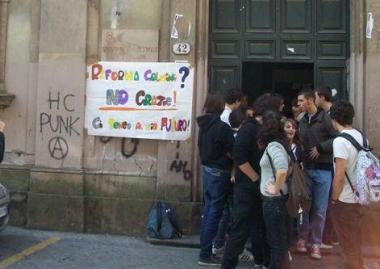 Motorini parcheggiati dove capita nei pressi delle scuole cittadine dove gli stalli sono insufficienti se non inesistenti 
