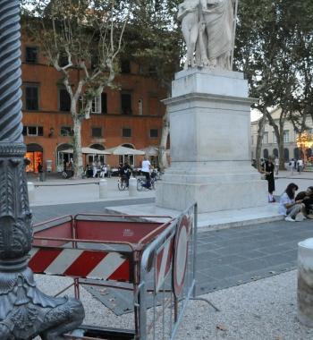 Il faro sfondato dai vandali in piazza Napoleone 