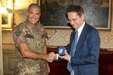 Il sindaco Filippeschi saluta il comandante della Folgore